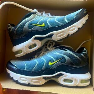Kids Nike AirMax size 2Y